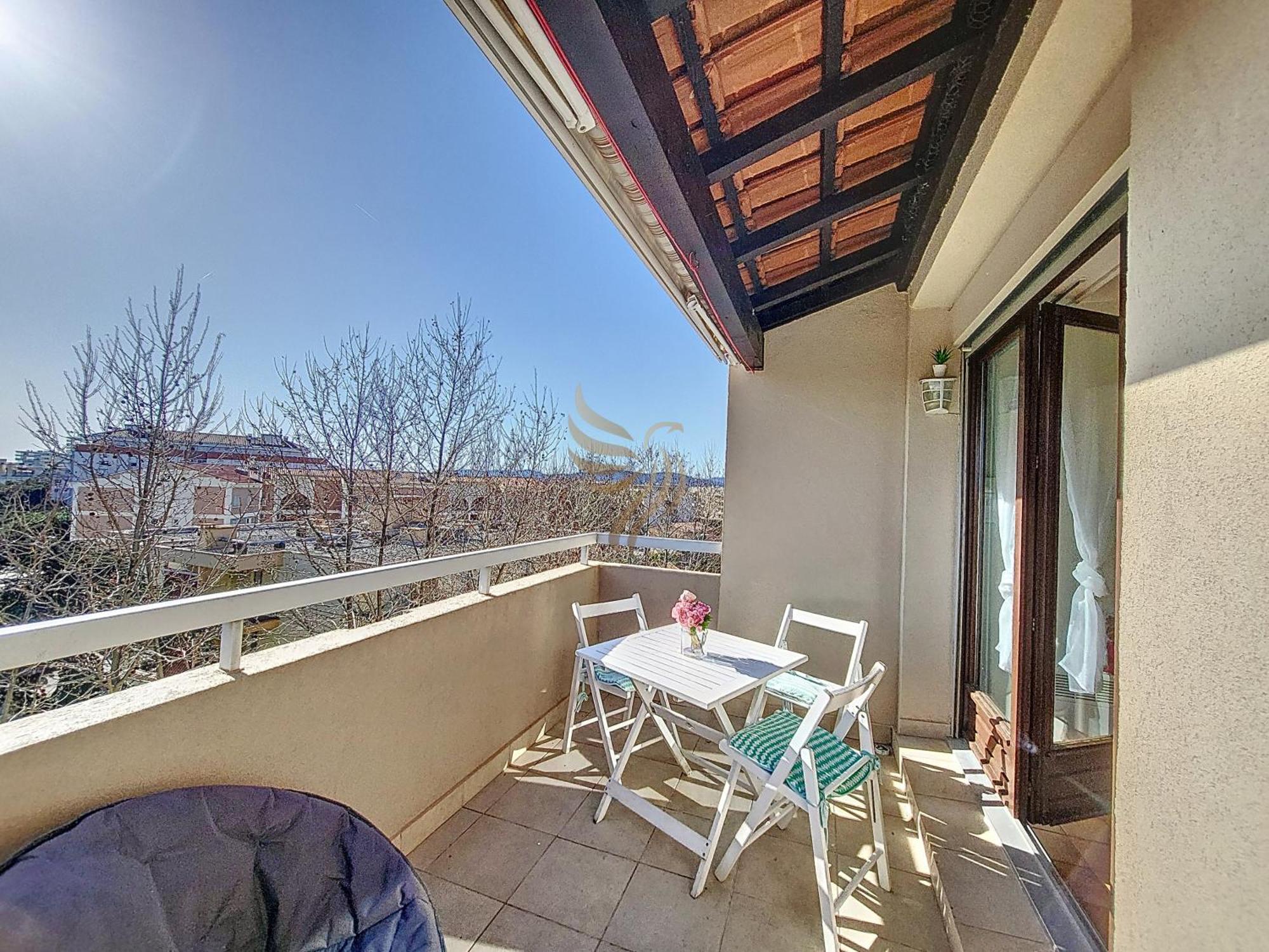 Appartement Azur Avec Terrasse Et Parking,10 Mn A Pied - Capitalchic Services Fréjus