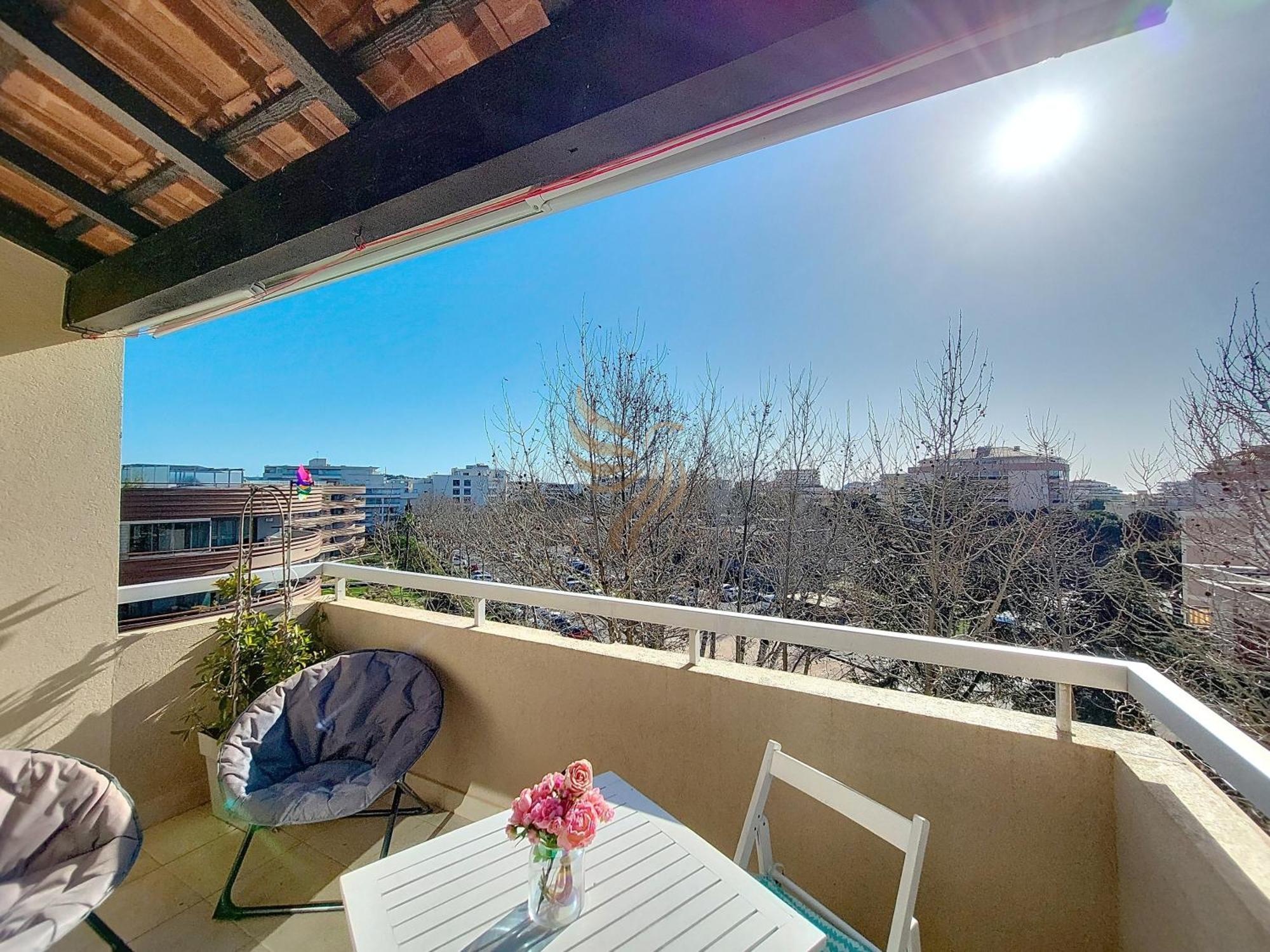 Azur Avec Terrasse Et Parking,10 Mn A Pied - Capitalchic Services * Fréjus